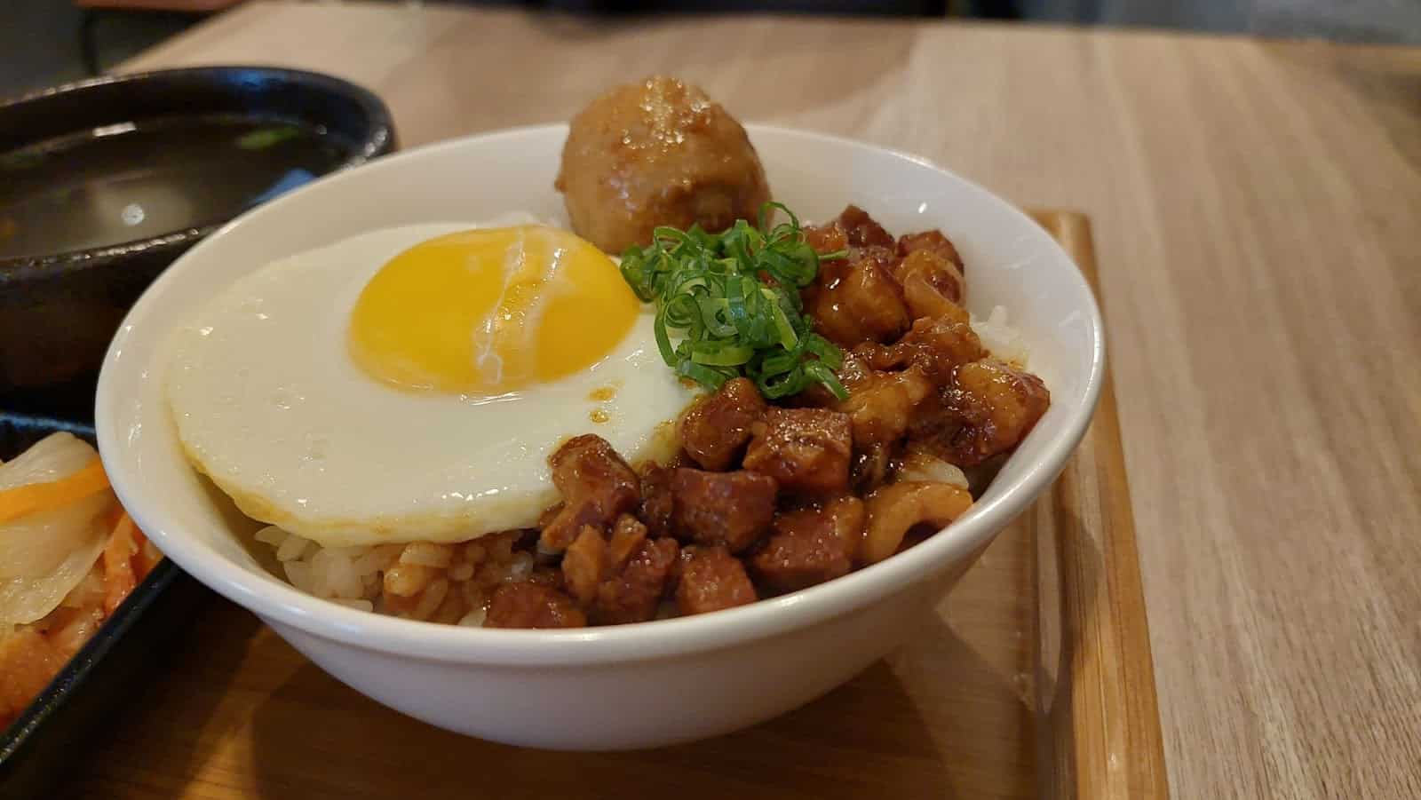 台中西屯餐廳 - 烏竹樓 OT Kitchen 流心手切黑豚滷肉飯餐點照
