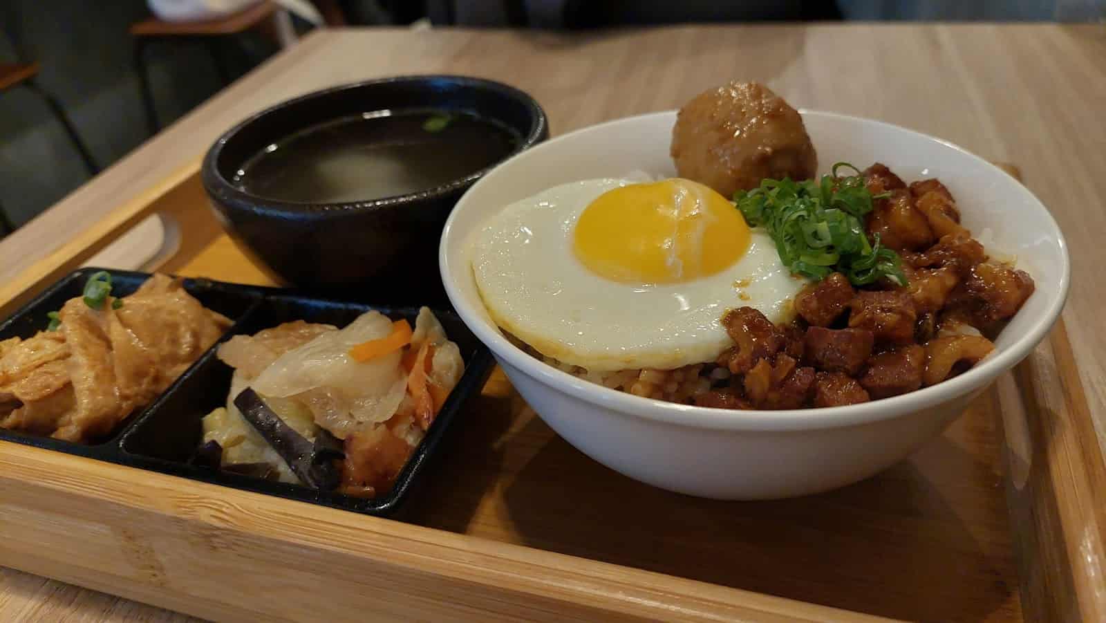 西屯美食餐廳 - 烏竹樓 OT Kitchen 流心手切黑豚滷肉飯定食