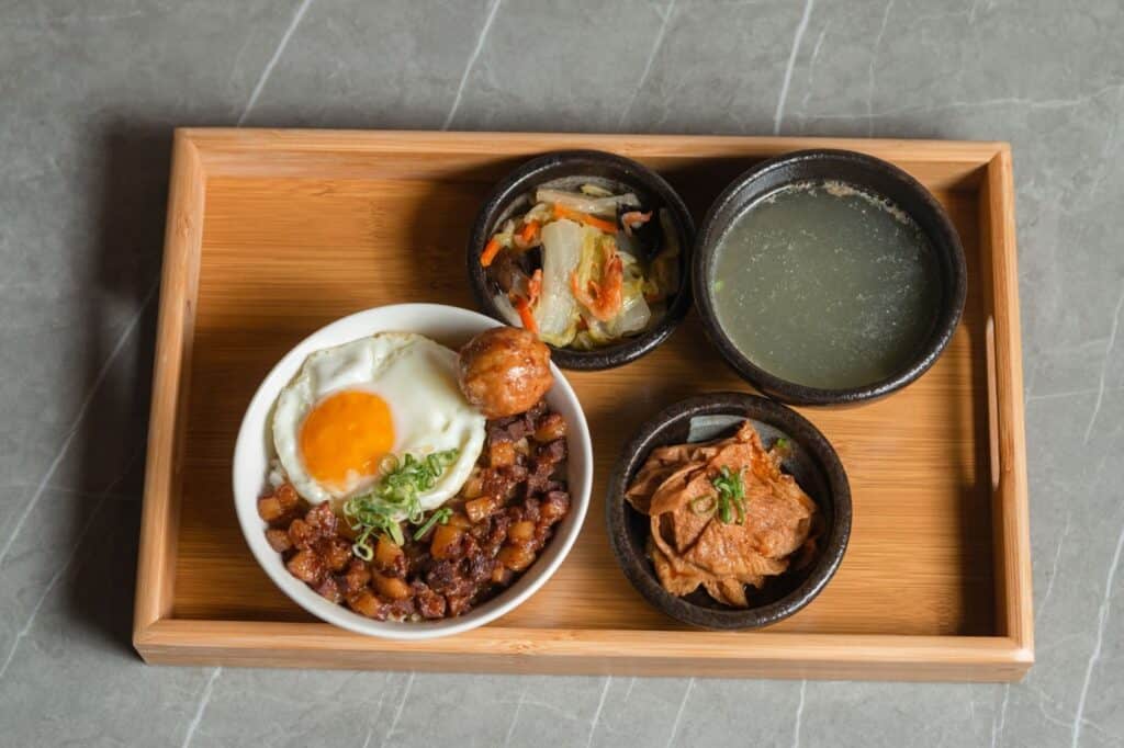 台中平價晚餐推薦 - 烏竹樓 流心手切黑豚滷肉飯定食照